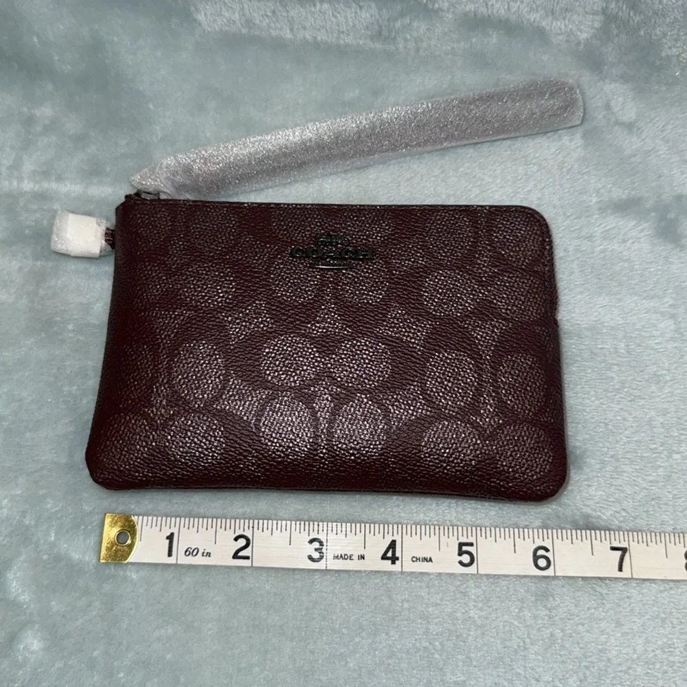 Coach corner zip